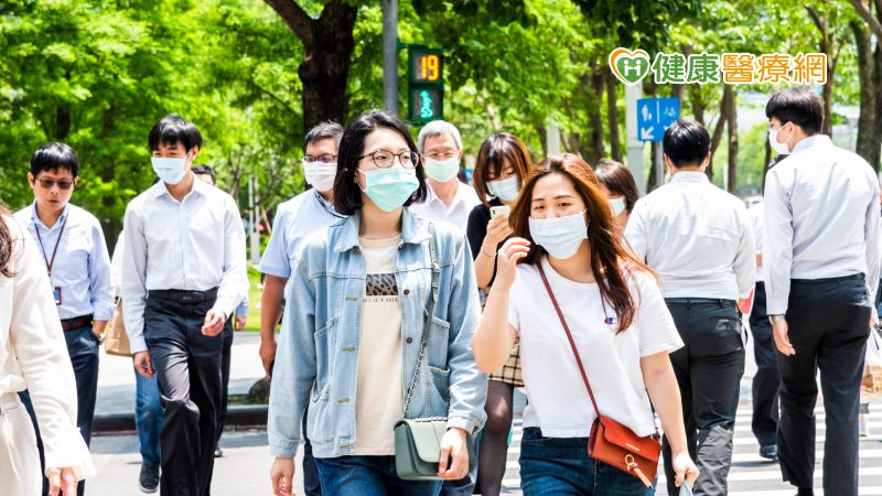 高志文說，新冠肺炎肆虐下，許多國家的死亡人數都超出歷年記錄，且死亡增加不僅是新冠肺炎所造成，反觀臺灣在2020年並未出現死亡率增加的現象，標準化全死因死亡率比2019年為低，未偏離近年來持續下降趨勢，可解釋為防疫成功的另一證明。