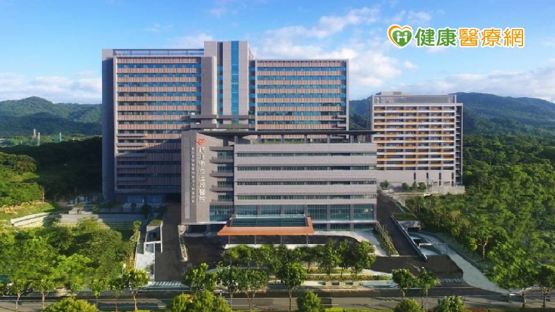 土城長庚醫院黃璟隆院長提到，有感於新北市市民就醫不便，前往外縣市看病，往返時間多，推動在地化的就近醫療，服務土城、樹林、三峽、鶯歌的鄉親民眾，土城醫院位於土城交流道附近，坐落在充滿綠蔭的山坡上。