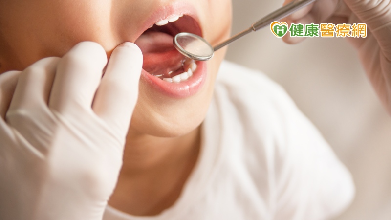 李俊育表示，美國推行多年的「DENTAL HOME」的概念更是鼓勵以家庭為中心，用正面的態度和醫師合作面對口腔健康問題，隨著飲食精緻化、少子化的影響，每個寶貝的齒列問題越來越受重視。
