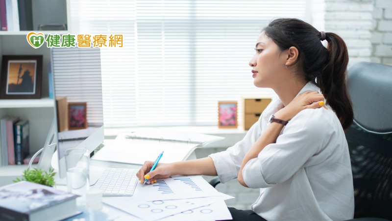 你在辦公室上班時，曾經感到脖子或肩膀不舒服嗎？起初只有一點點不舒服，而後按摩或是治療都還有些效果，隨著時間越來越久，小毛病越來越多了，卻也找不出問題，很有可能與辦公室環境有關。