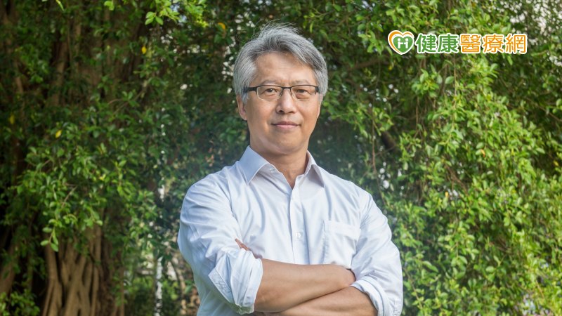廖院長帶領的研究團隊，近期成功創造出世界第一株「合成嗜甲醇菌」，此菌可利用由溫室氣體轉化成的甲醇，來生產人類生活所需的化學產品，例如，燃料、原料藥、抗癌藥、人造樹脂材料與生物可分解性塑膠材料等；亦可使甲醇取代醣類，成為生物工程的原料，避免佔用糧食資源。