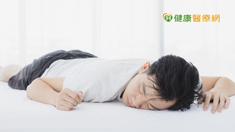 廖敏村醫師進一步說明，新竹臺大分院新竹醫院為竹苗地區唯一全時間待命的葉克膜照護團隊，目前有六位心臟血管外科專任醫師與四名體外循環師，可以接受24小時葉克膜支援與開心手術。
