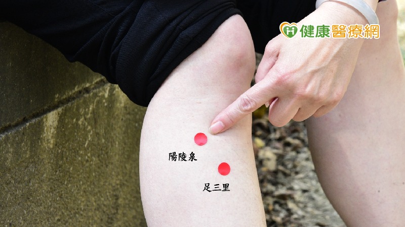 何怡慧表示，俗語「常灸足三里，勝吃老母雞。」號稱人體保健第一要穴的「足三里」，位於膝蓋外側下方3吋，距脛骨前緣一橫指(中指)的位置，以按壓或艾灸「足三里」穴治療，強壯脾胃及改善體能。