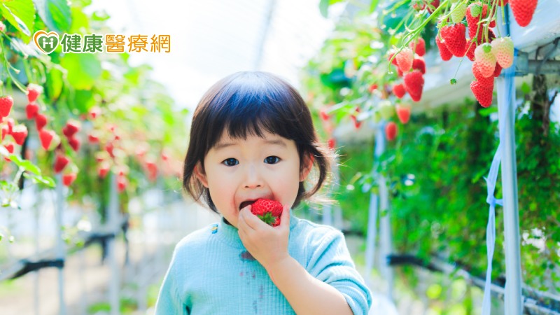 水果可以取代精緻醣類、代替零食，但不能因此取代營養素的種類。孩童的胃容量有限，以咀嚼的方式吃較不容易過量。