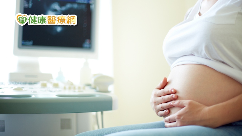 國民健康署日前與台灣婦產科醫學會召開專家會議，決議將產檢補助次數從現行10次提高至14次，超音波檢查從1次調高3次，並新增1次貧血檢查，以及1次懷孕中期妊娠糖尿病篩檢，預計最快明年可以實行。