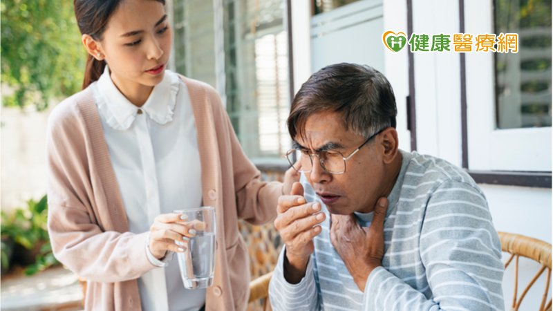 不妨可讓長輩嘗試「預防嗆咳七字訣」，有助於改善嗆咳問題，讓長輩們放心吃喝，營養不失衡。