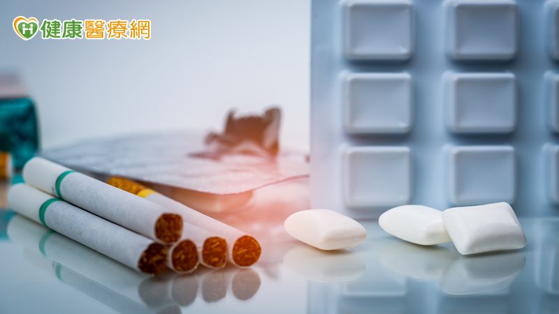 衛生福利部胸腔病院柯雅齡藥師表示，戒菸藥品，例如尼古丁咀嚼錠、尼古丁貼片等治療，適用於具健保身份且尼古丁成癮度量表分數達4分（含）以上，或平均每天吸10支菸以上者；戒菸衛教則適用於具健保身份且不適合用藥者
