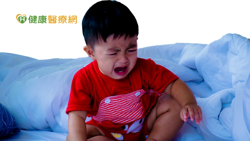 成大醫院兒童睡眠專科陳致嘉醫師表示，常常會有1~3歲的小朋友睡到半夜哭鬧醒來，讓家長很困擾而求診。會造成這種半夜哭鬧醒來的狀況，其中最多數與非快速動眼期異睡症有關，其他則可能是兒童行為性失眠、作惡夢，或是其他比較少見的原因。