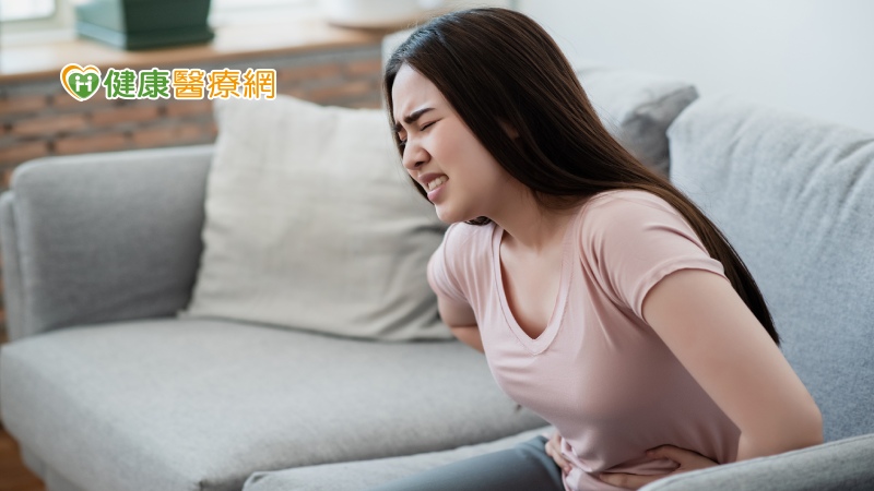 臺北榮民總醫院醫務企管部主任，同時也是胃腸肝膽科教授的李偉強醫師表示，半夜肚子痛原因很多，肚子的範圍包含食道下半部、胃、十二指腸、小腸、大腸、肝臟、膽囊，胰臟、及部份的泌尿及生殖系統，只要上述器官有任何發炎或其他原因都可能造成肚子痛。