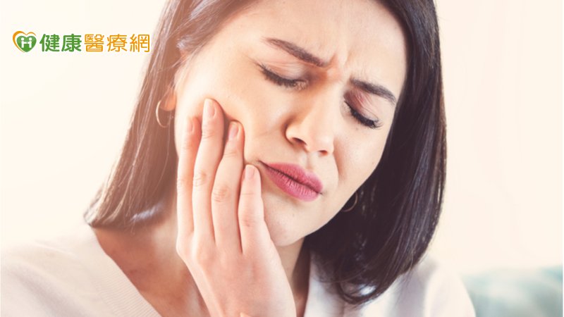 原發性三叉神經痛為偶發性的劇烈疼痛，發作前毫無徵兆，包括說話、刷牙等都可能誘發危險因子，又以40歲以上年齡層為高危險族群，且女性多於男性。