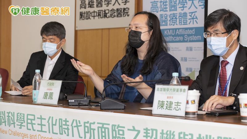 唐鳳政委(中)強調數位科技的應用要兼顧品質、隱私及資安。