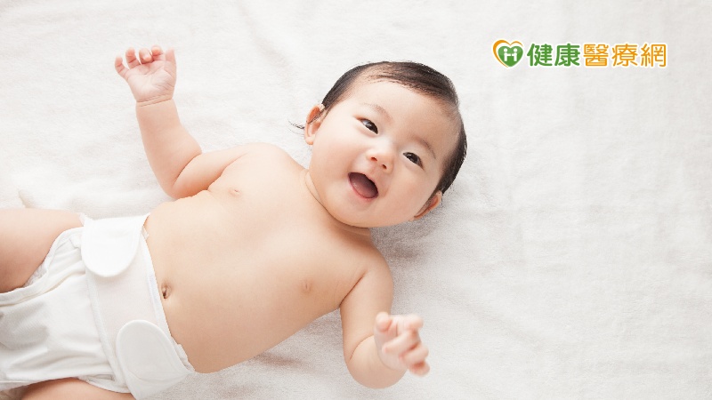 周安國醫師亦指出，每2,500名至3,000名的活產新生兒當中就有一位可能會發生先天性橫膈膜疝氣，發生這類疾病的根本原因不明，可能與基因有關，在胚胎發育過程中，原本需要靠橫膈膜來隔開胸腔與腹腔的器官，卻因為橫膈膜發育不全造成腹部的腸胃器官擠入胸腔內，連帶地壓迫到肺部造成肺部發育不全。