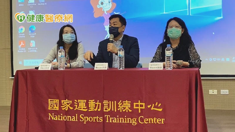 教育部體育署洪志昌副署長15日陪同中央疫情指揮中心團隊陳宗彥副指揮官，率隊南下國家運動訓練中心親自說明疫苗施打的流程與注意事項，協助奧運培訓隊掌握疫苗接種資訊，確保選手能安心備戰，平安健康出國參賽。