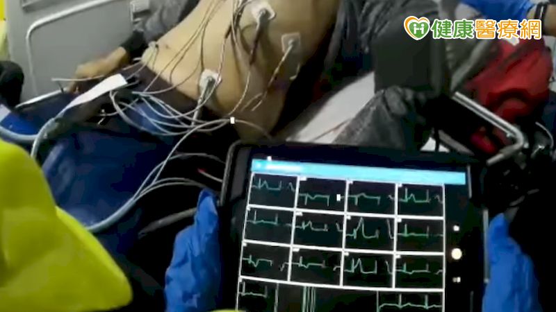 急診醫學科主任鍾侑庭強調，到院前「即時無線傳輸12導程心電圖」可大幅縮短轉院及救治時間。