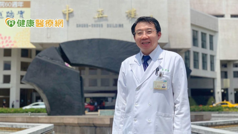 臺北榮民總醫院李偉強醫師表示，急性腹痛原因很多，如果半夜急性腹痛時，可以先寬鬆衣物與溫敷疼痛部位，調整自己最舒服之姿勢，並留意疼痛的嚴重度、頻率及相關徵兆，若症狀未能緩解，甚至於出現吐血、血便、呼吸心跳加速、意識模糊、疼痛持續加劇等症狀時，應盡速就醫治療。