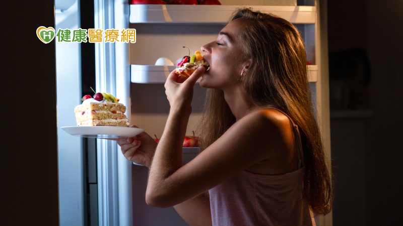 深夜進食對身體有什麼影響？　肥胖、消化不良與睡眠差