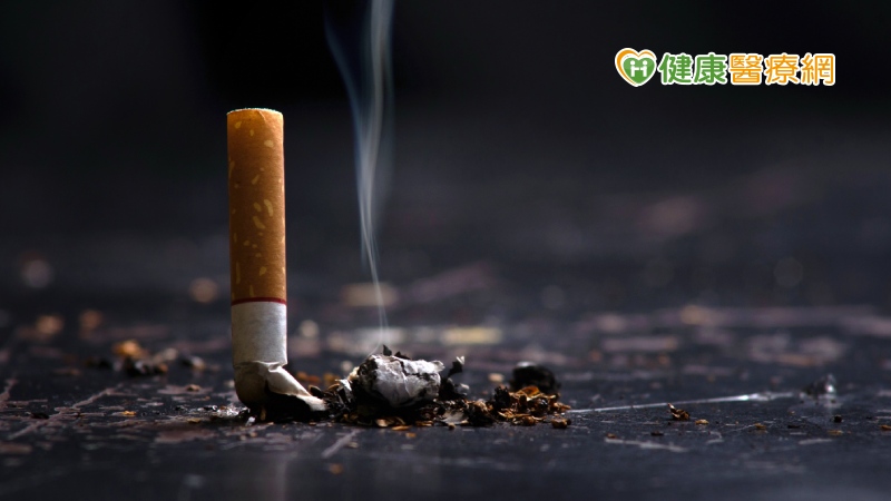 青少年身邊的好友若有吸菸習慣，除了自己要勇敢拒菸外，建議鼓勵好友戒菸，避免菸害長期累積的影響，吸菸導致肺功能及循環功能變差，影響運動表現；長期吸菸導致皮膚變差、顯得衰老、口臭及牙齒變黃，也可能影響人際關係。