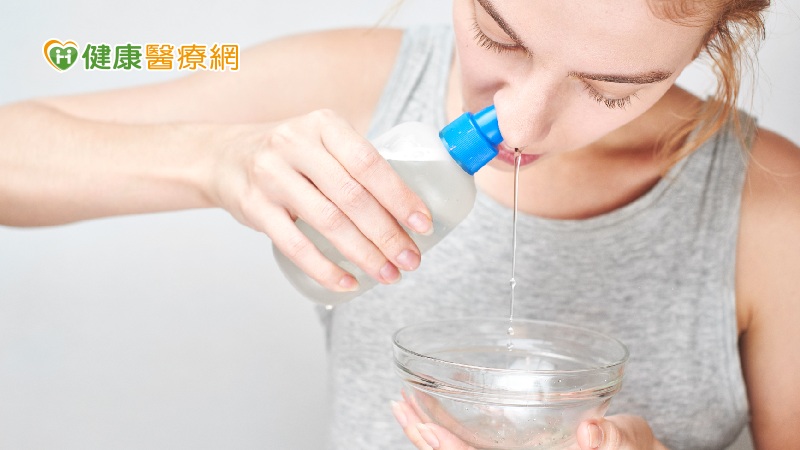 坊間許多洗鼻劑、洗鼻器、洗鼻液，到底該如何選擇？知名耳鼻喉科醫師張益豪表示，洗鼻溶液必須要等張、等溫，大量且低壓沖洗效果較佳。