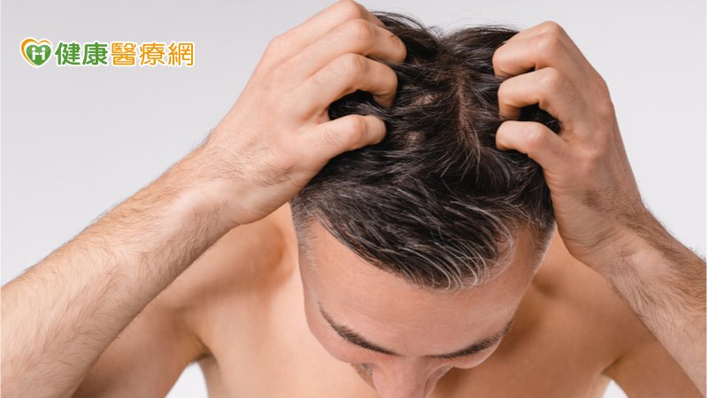 日光性角化症多好發於中老年人，男性又多於女性，主要因長期處於陽光曝曬導致，屬於常見的皮膚癌前病變。