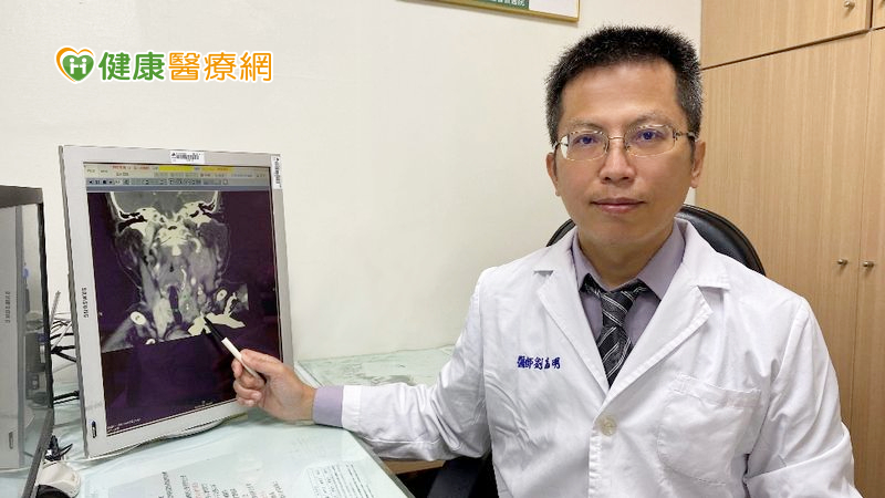 她脖子凸又聲音沙啞　原來藏了顆15公分瘤