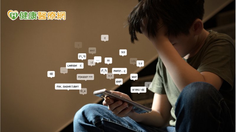 面對日益嚴重的網路霸凌現象，顯示協助青少年預防網路霸凌傷害非常急迫，可望從校園築起防護網，有效防制自我傷害與自殺事件的發生。