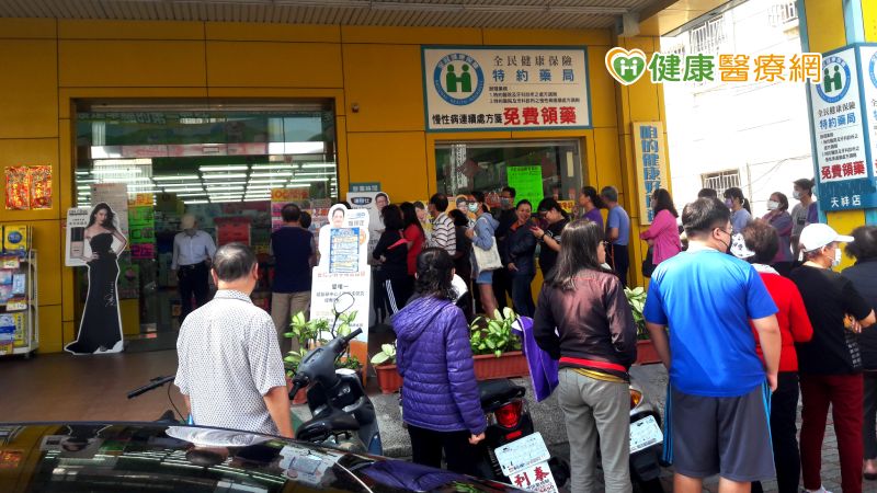 民眾可於5月申報綜合所得稅期間，使用自然人憑證或已完成註冊的健保卡，透過綜合所得稅電子結算申報軟體，或至各區國稅局所屬分局、稽徵所臨櫃據點，查詢健保費繳納資料，就可進行網路報稅。