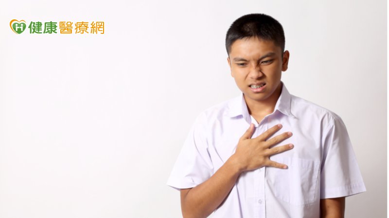 若發現孩子運動時出現胸痛合併心悸、會喘甚至昏厥等都應盡快就醫檢查，排除心因性胸痛的可能性。
