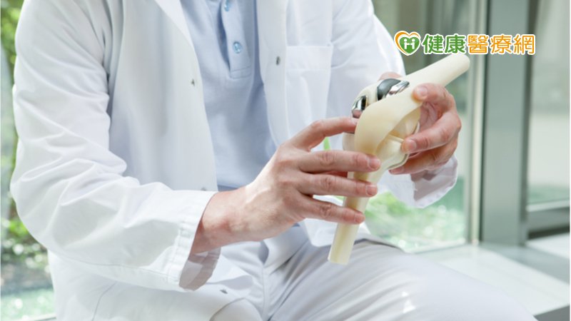 台灣廠商自行研發的3D列印骨水泥活動式抗菌模具，手術取出受感染的膝關節金屬並適當清創後，覆蓋抗菌的骨水泥關節模具，術後仍可彎曲膝關節，且適度的使用助行器活動。