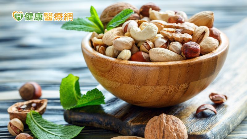 邱淑娟提到，堅果原本屬性溫和，只是很多經過加工烘培後，後天的加工烘烤會強化堅果熱性，且烘烤後的堅果屬性偏燥，加上油脂含量高，如過量攝取，不僅熱量飆高導致體重增加，還容易出現上火症狀。