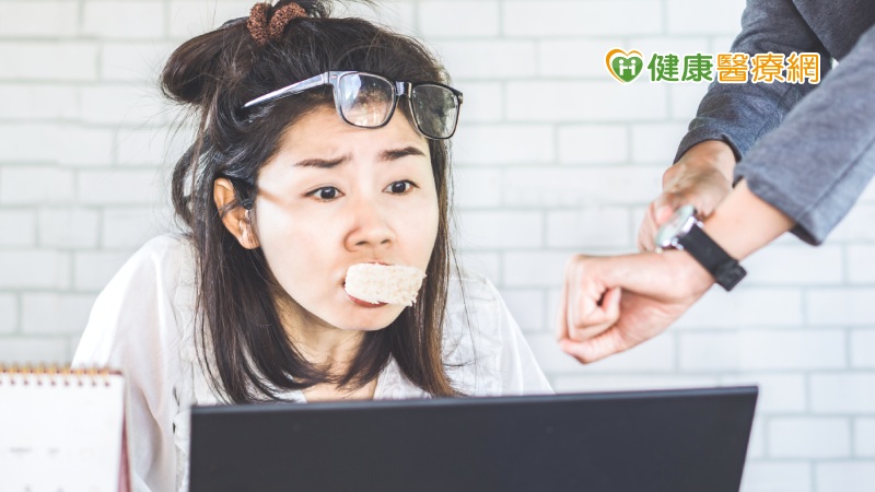 根據北卡羅來納州立大學發布的一項研究指出，讓員工自主決定何時｢微休息｣(意指工作中短暫的、自主的、即興的喘息)能符合公司的最大利益，能幫助員工管理自己的精力，更投入工作，有助提升工作效率。