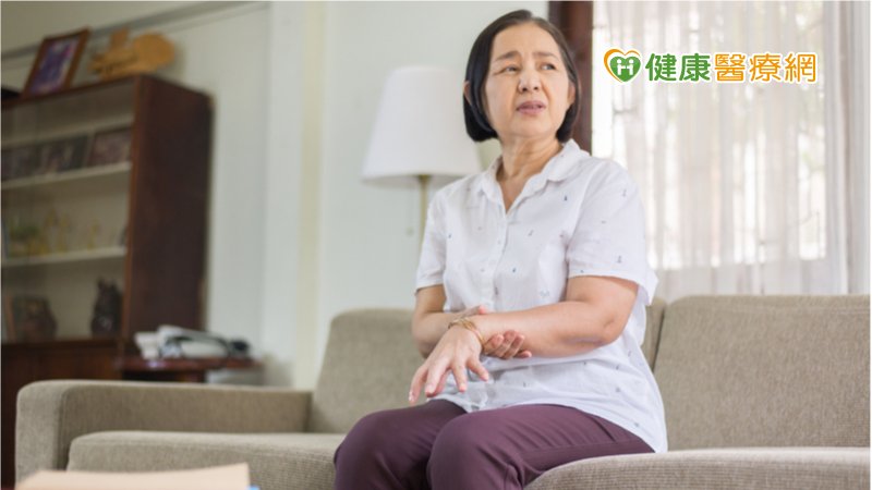 患者因腦部多巴胺神經退化導致靜止時身體出現顫抖、肢體僵硬、動作緩慢、步態不穩等運動功能失調症狀。