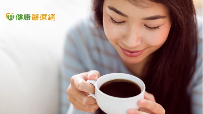你也習慣每天一杯咖啡嗎？若突然一天沒喝就會出現像頭痛、疲勞或昏昏欲睡、心情鬱悶等症狀呢，小心可能是咖啡因戒斷症狀惹禍。