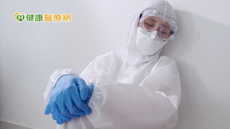 台灣醫療工會聯合會籌備會與醫療業各產/職/企業工會共同提出訴求：為維持醫療系統運作，請政府以具體政策落實醫療降載、落實分艙分流，目前政府政策方向正確，但監督各醫院執行的能力不足。為守護醫療人員基本生理需求，我們要堅守工時上限、也需要臨時居所。我們需要政策保護與社會支持，唯有醫療人員不染疫隔離或過勞累倒，我們才能持續貢獻專業，守護國人的健康。