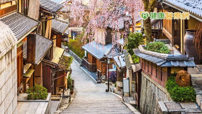 儘管東京近日感染病例有所下降，但是本週四新增591例感染病例，仍遠高於專家建議的100例的目標。專家說，受災最嚴重大阪市的醫療系統已承載沉重壓力，給予重症患者的床位已用完，並處於在一種非常危險的情況，最近有很多患者在等待治療時死於家中。
