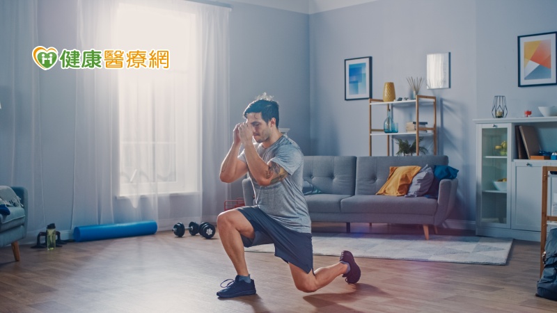 走弓箭步，15公尺一回合，共走四回合，每一回合之間，會休息一分半到兩分鐘。