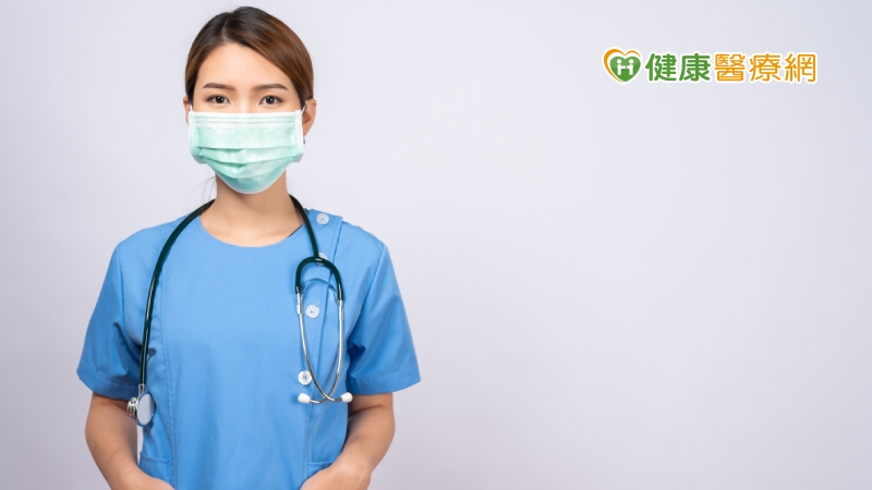 台灣美容外科醫學會蔡豐州理事長表示：「美容醫學產業，橫跨健保和自費，治療範圍不僅涵蓋整形、傷口、重建，由於遍布全國，診所數眾多，絕對適合協助政府防疫策略。」透過不同接觸民眾面，必能快速協助政府進行疫苗接種，加上醫事人員密集接觸各式患者，絕對是防疫上，非常重要的一環。