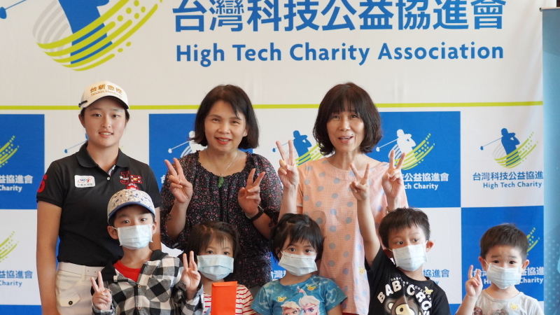 第二站冠軍吳佳晏(後排左一)代表將募得的善款捐贈給新竹仁愛之家。