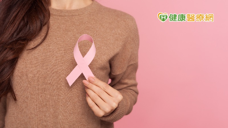 新北市立土城醫院乳房超音波主任洪薏雯醫師表示，現在醫學已邁入精準治療階段，相對過去二十年前以腫瘤大小、轉移情況分期依據為主要治療的考量，現在可根據不同的基因型態，精準地量身訂制治療的方式。