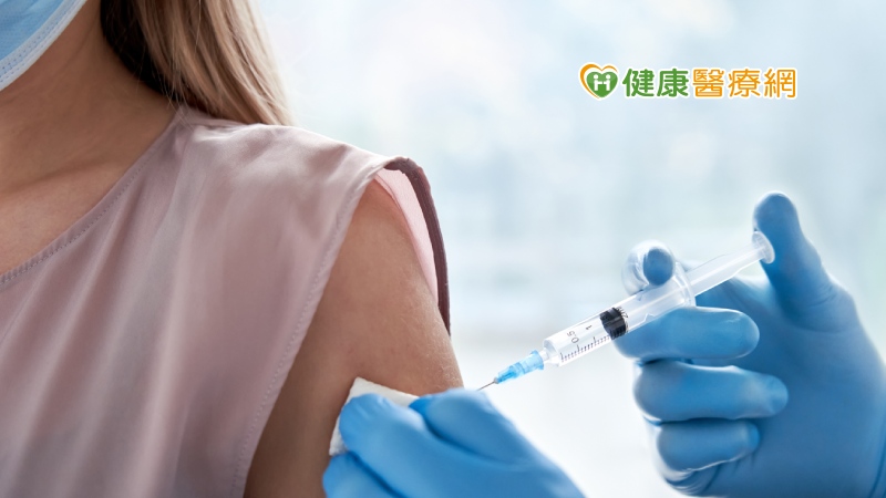 英國牛津大學於5月12日在《刺絡針》發表的一項最新研究發現，混打AZ疫苗與輝瑞疫苗的人，比沒有接受混合疫苗者發生輕中度不良反應的症狀更加頻繁，但是反應是短暫的，強調沒有其它安全疑慮。