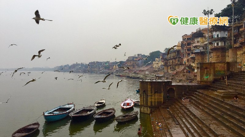 近期更傳出恆河飄出百具屍體，當地居民一度擔心是否為新冠感染者，引起當地居民的震驚與恐慌，有些連親人的骨灰都不敢認領。