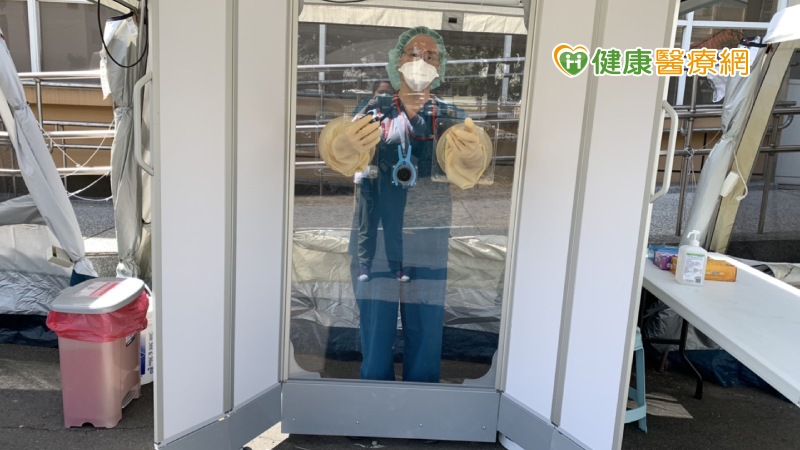 南投醫院陸續開始接到民眾來電要求採檢。洪弘昌院長呼籲，曾出現在縣政府公佈的足跡等相關場所的民眾，若出現發燒、上呼吸道症狀、腹瀉等其他不適時，再來院就醫。