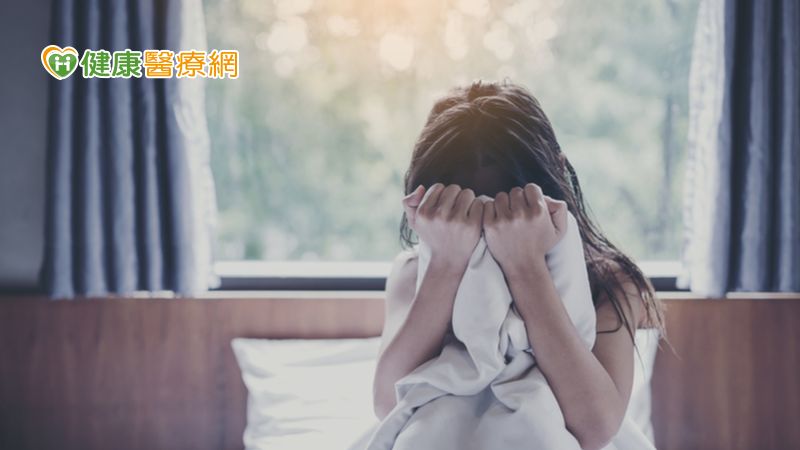 兒少性侵害案件中有將近8成是認識者所為。黃健助理教授提及，熟識者性侵害事件中，被害人往往更自責與羞愧而不敢求助。