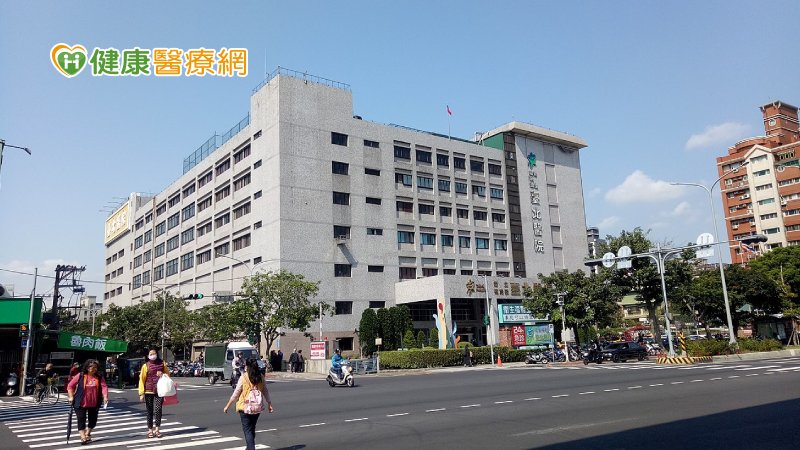 衛生福利部臺北醫院指出，專責收治COVID-19病人床位共72床，在全體同仁齊力調度下並無「無法收治病人之狀況」，亦無病人久候之情形，今日本院亦於帳篷區加設遮雨簾，以維護病人隱私。（photo by 維基百科）