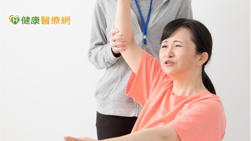 五十肩又名「沾黏性肩關節囊炎」，因為關節囊發炎、沾黏、纖維化，導致關節活動空間受損，影響生活品質。