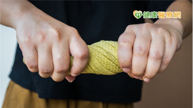 若發現手腕只要凹折、轉動就會痠痛無力，且疼痛持續一個月以上，就應盡快就醫檢查，及早治療，才能避免留下後遺症。