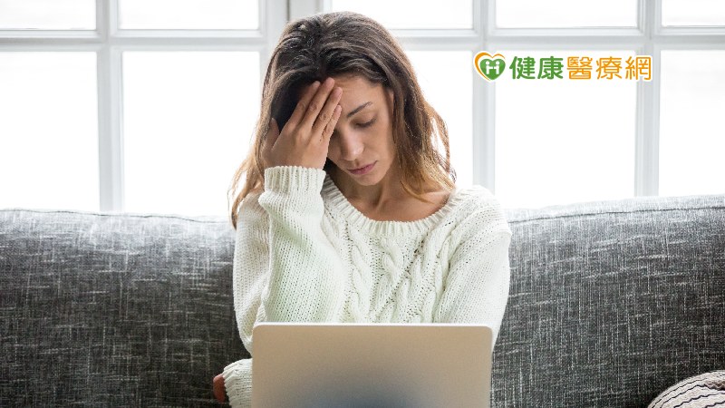 造成焦慮的原因有很多，過度接觸令人恐慌的資訊、過度聚焦在自己無法改變的事情、過度預期性地假設尚未發生的事情，都是焦慮的來源。