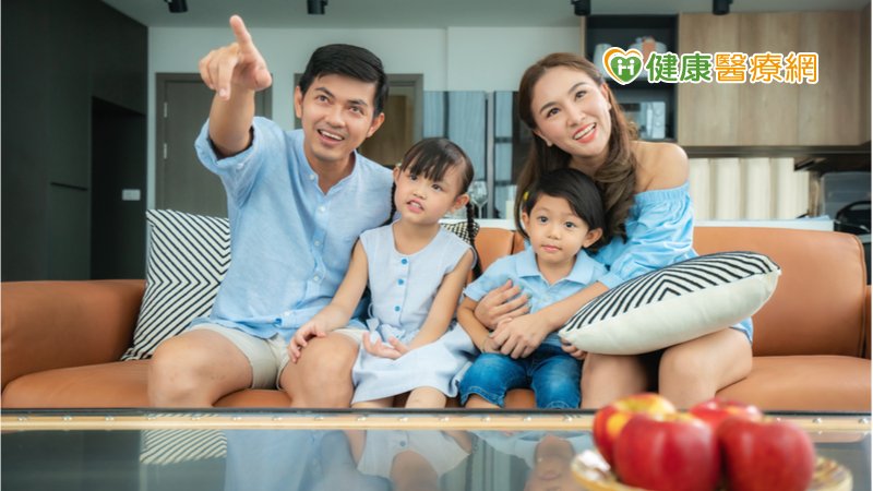 跟孩子防疫宅在家，以身作則與孩子一起建立健康生活模式，讓全家人一起守護健康。