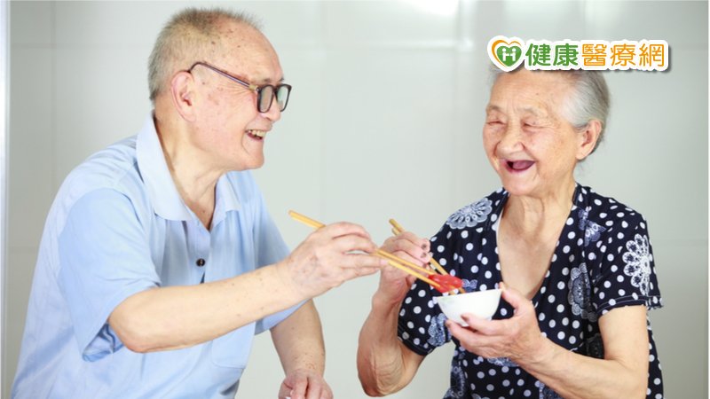 高齡者若長期因牙口問題、咀嚼功能退化等因素導致營養攝取不足，嚴重甚至會造成肌少、衰弱等情況，不得忽視嚴重性。