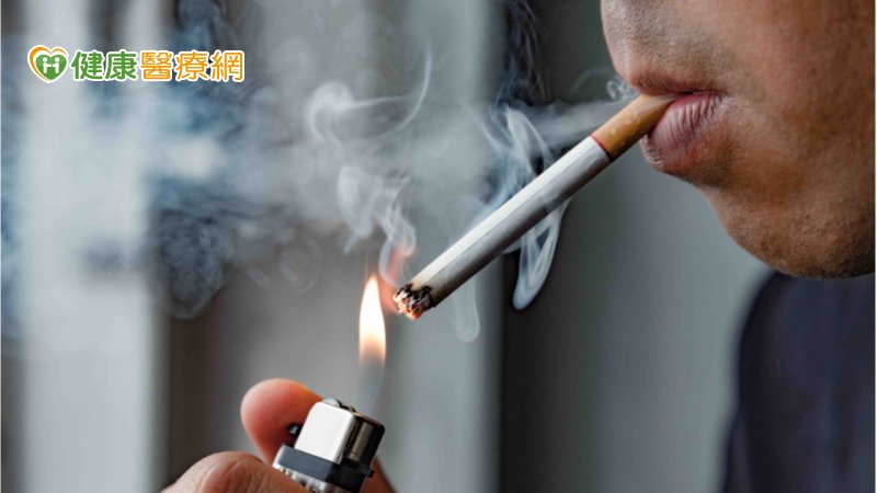 防疫期間，民眾待在家中時間增加，吸菸（煙）者可能因菸癮難耐而在家中吸菸（煙），讓家人受到二手菸與三手菸的危害，因此，為了自己及全家人的健康，現在正是戒菸的好時機。