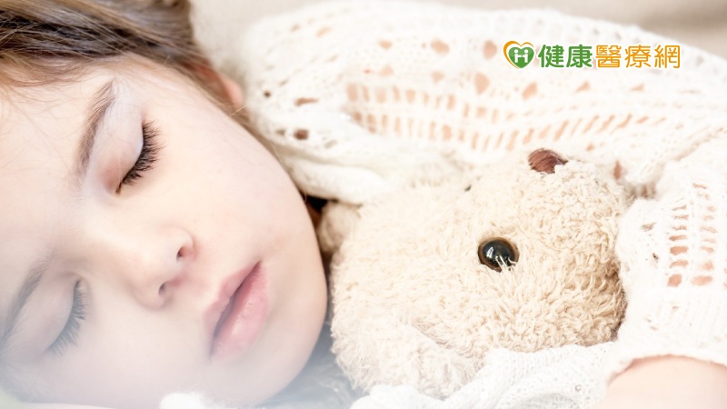 睡眠對人們的身心非常重要，仍有許多人經常無法獲得優質的睡眠，白天早起依然困倦。雖然睡眠障礙有不同的類別，治療方向不全然相同，但有些大方向可以幫助你更快進入夢鄉。根